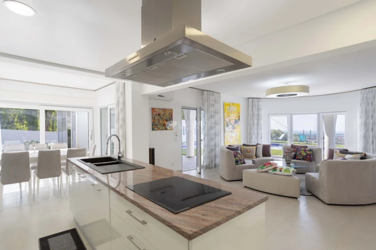 Moradia T5 para Venda em Santa Barbara de Nexe Foto 4