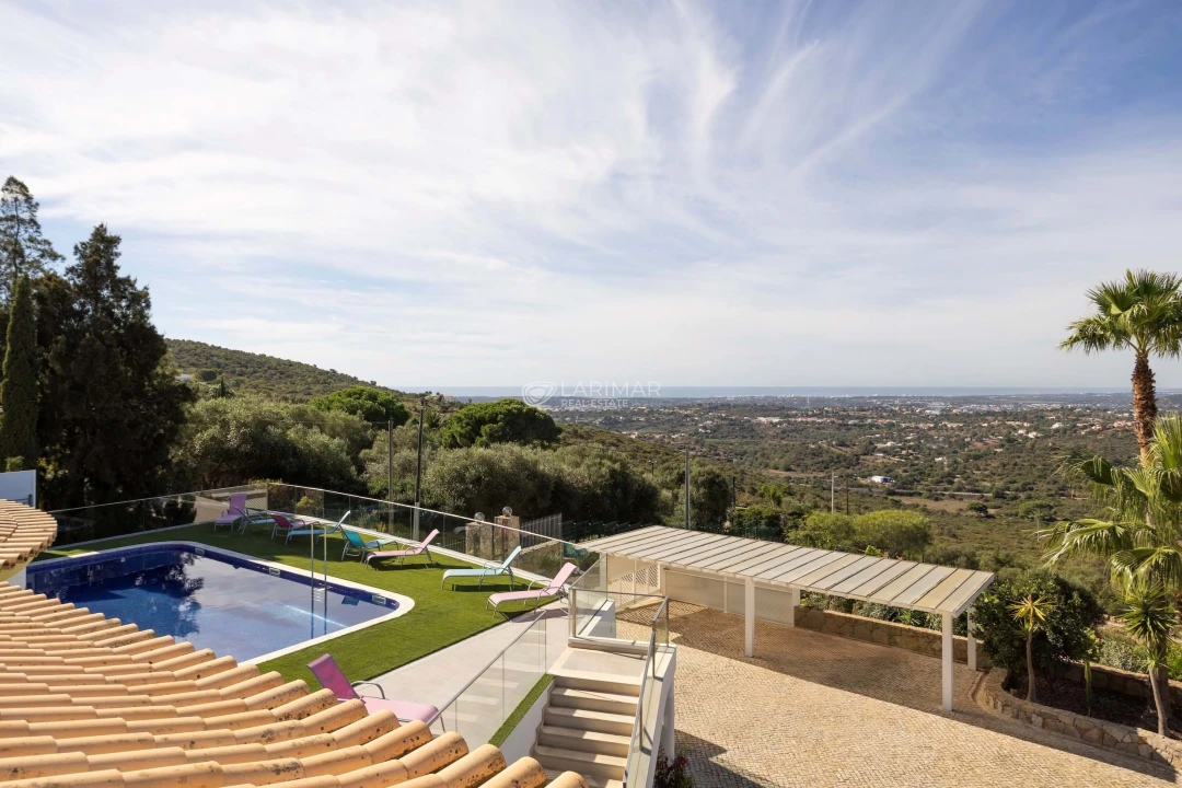 Moradia T5 para Venda em Santa Barbara de Nexe Foto 3