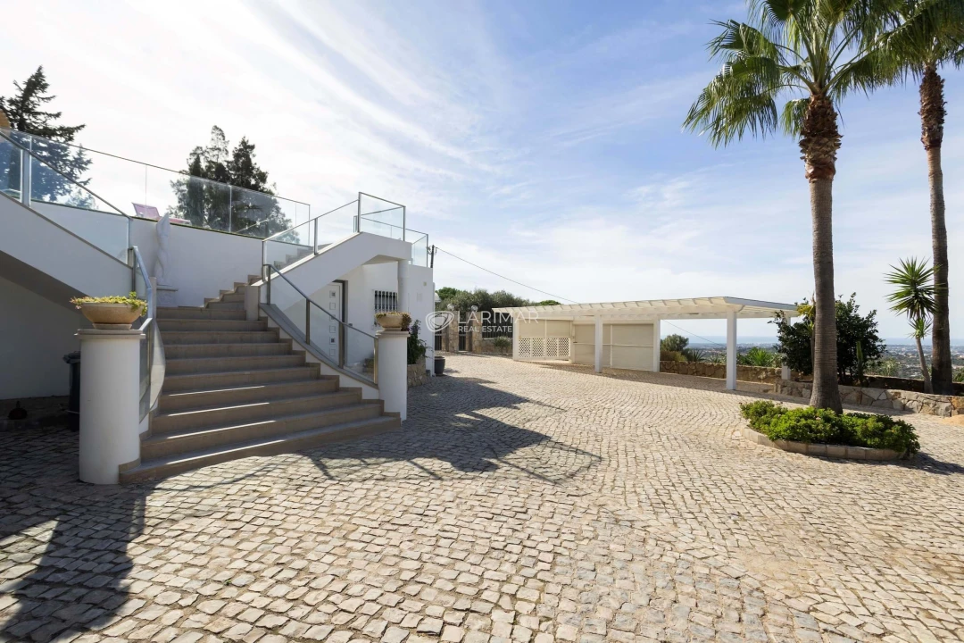 Moradia T5 para Venda em Santa Barbara de Nexe Foto 22