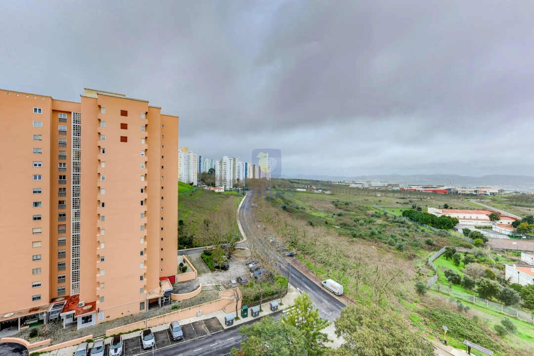 Apartamento T3 para Venda em Santo António dos Cavaleiros e Frielas Foto 5