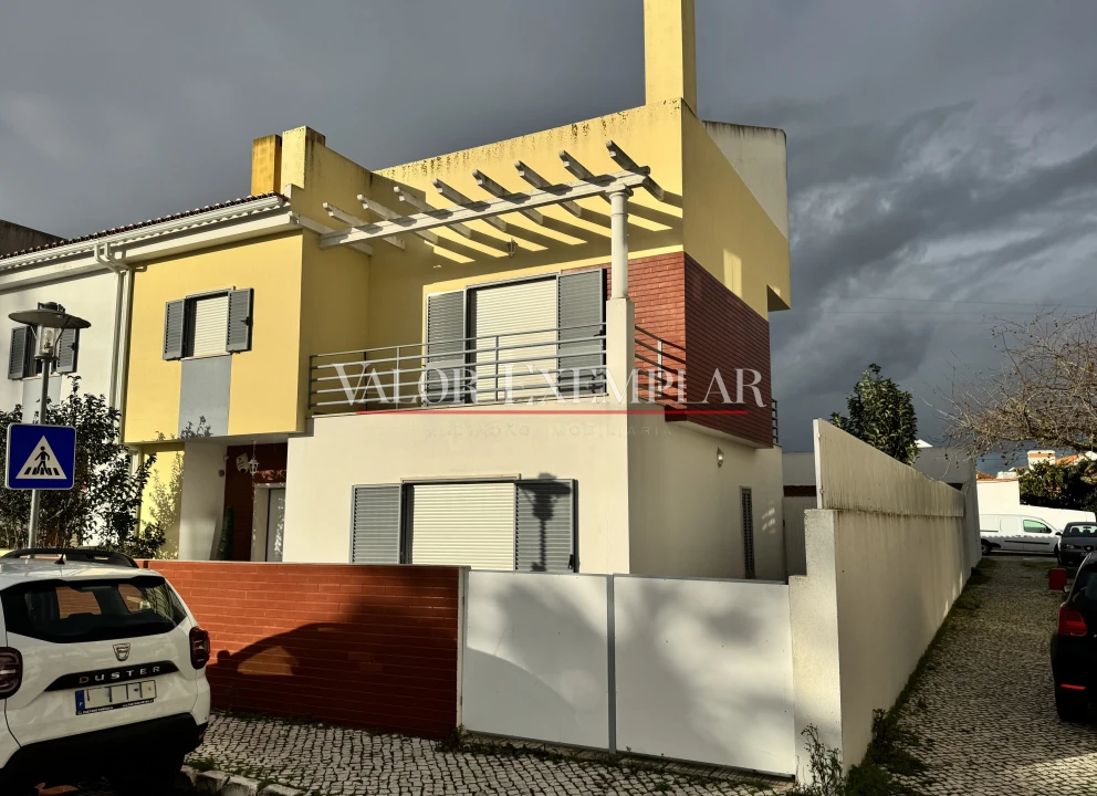 Moradia T4 para Venda em Atalaia e Alto Estanqueiro-Jardia Foto 1