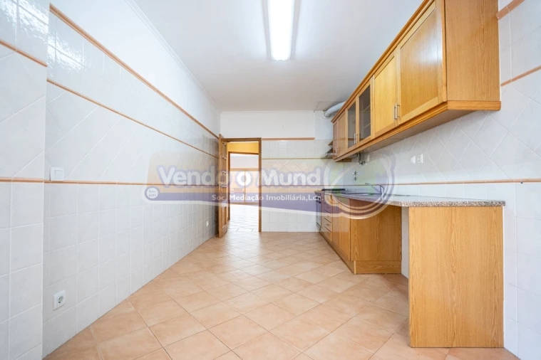 Apartamento T3 para Venda em Castanheira do Ribatejo e Cachoeiras Foto 2