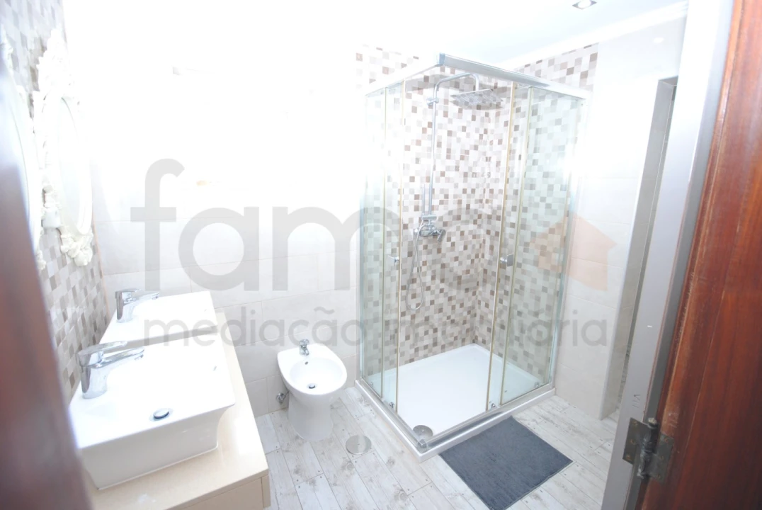 Moradia T6 para Venda em Porto Salvo Foto 13