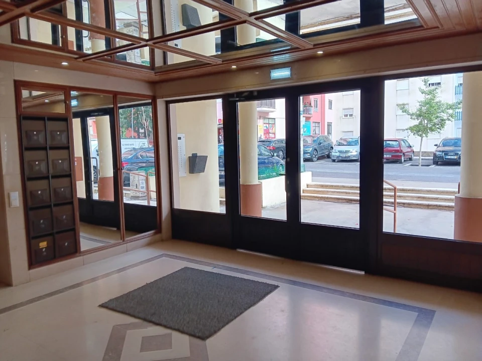 Apartamento T2 para Venda em Algueirão-Mem Martins Foto 1