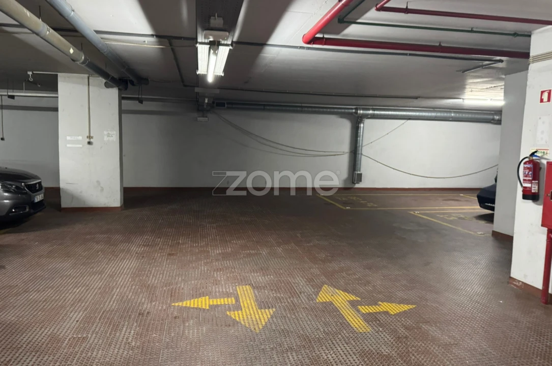 Garagem para Venda em Areeiro Foto 3