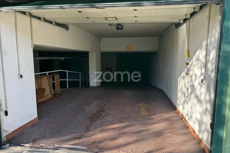 Garagem para Venda em Areeiro Foto 2
