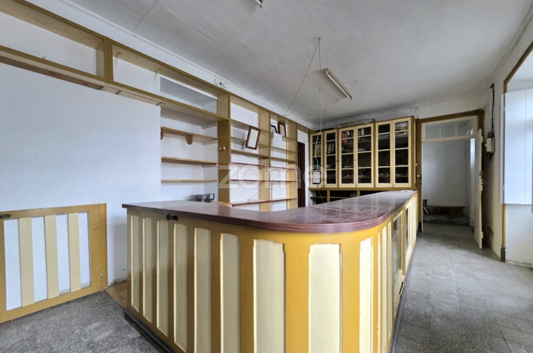 Moradia T4 para Venda em Achada Foto 3