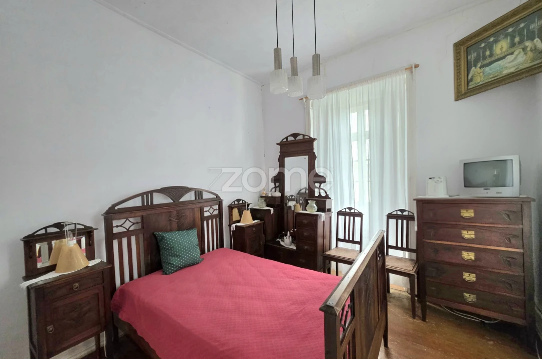 Moradia T4 para Venda em Achada Foto 9