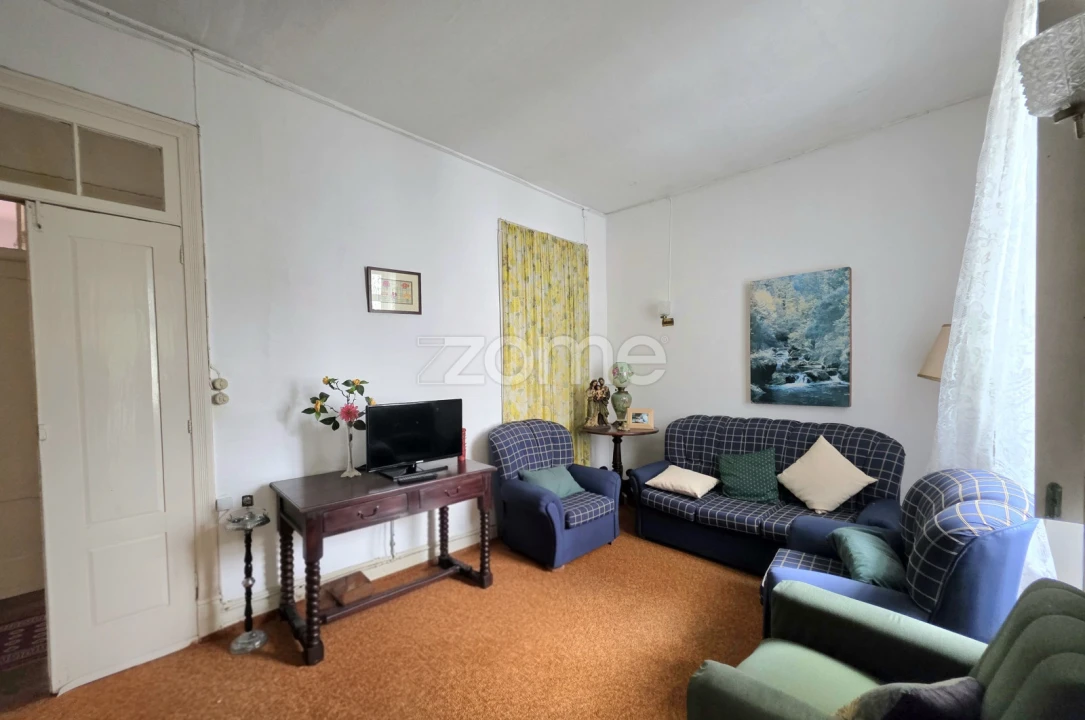 Moradia T4 para Venda em Achada Foto 11