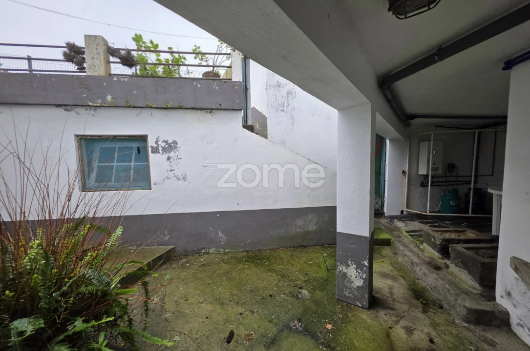 Moradia T4 para Venda em Achada Foto 24