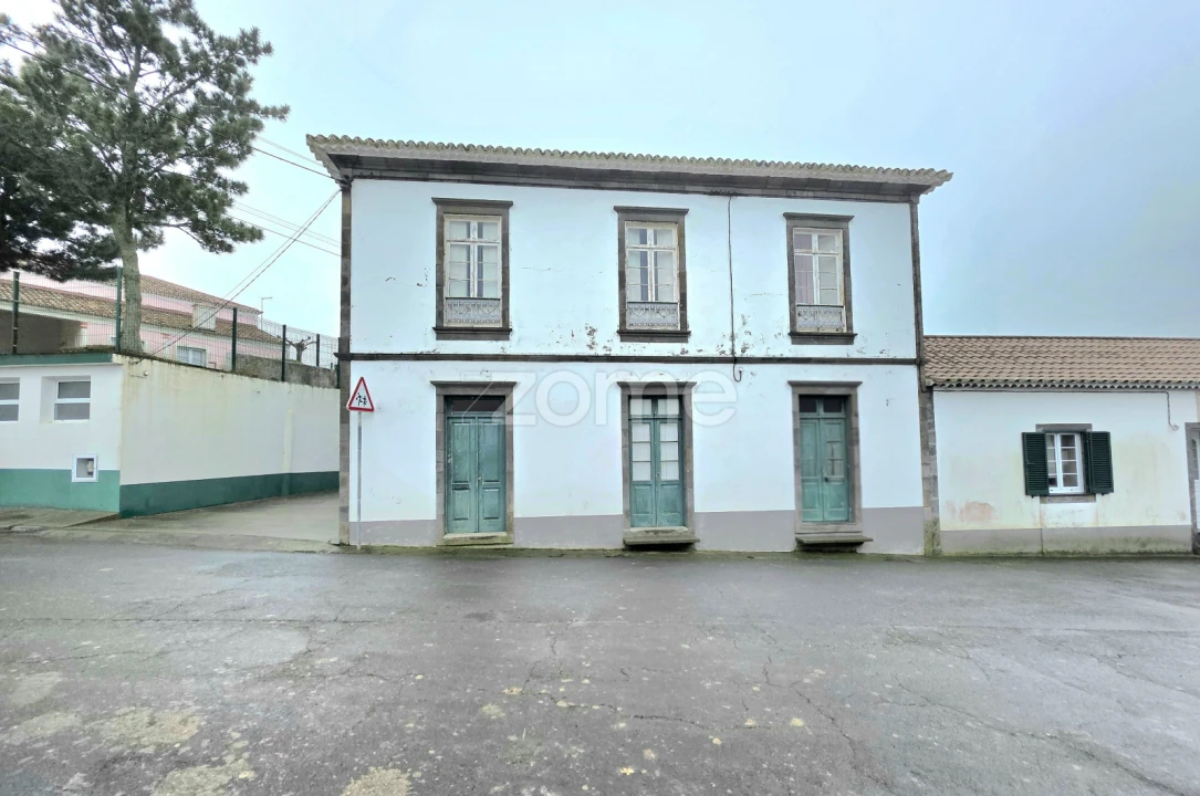 Moradia T4 para Venda em Achada Foto 2