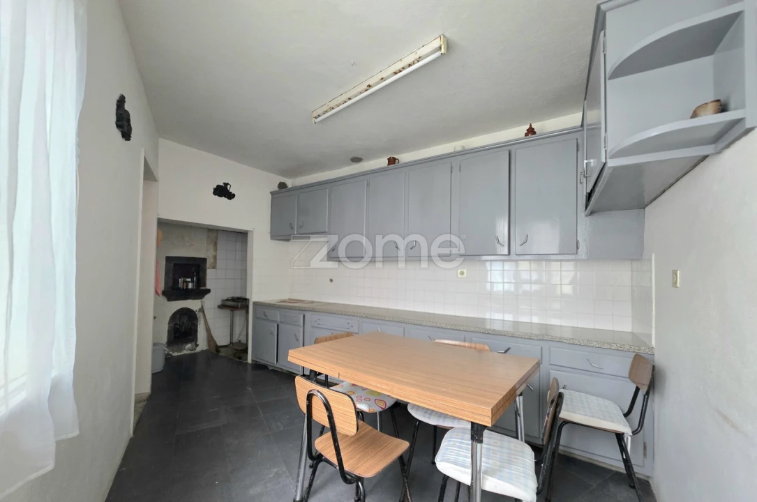 Moradia T4 para Venda em Achada Foto 16