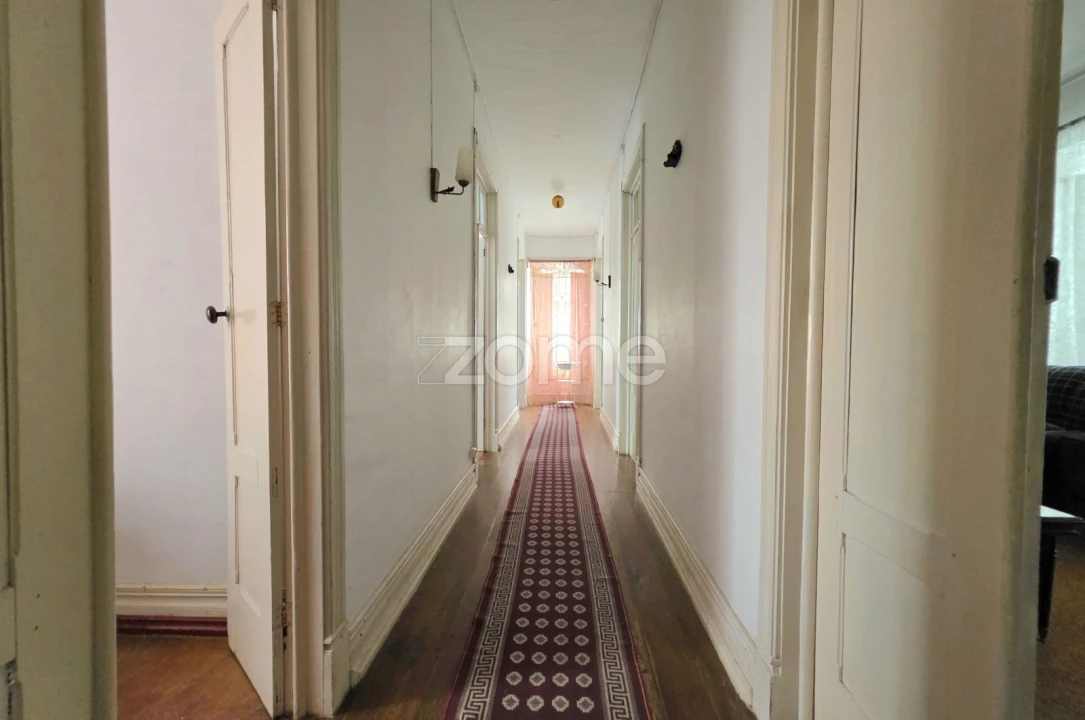 Moradia T4 para Venda em Achada Foto 7