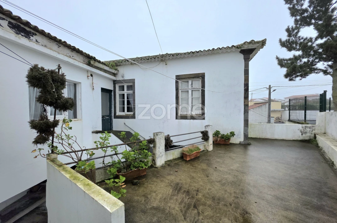 Moradia T4 para Venda em Achada Foto 18