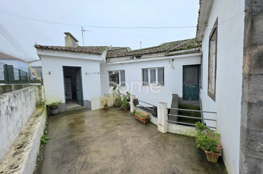 Moradia T4 para Venda em Achada Foto 19