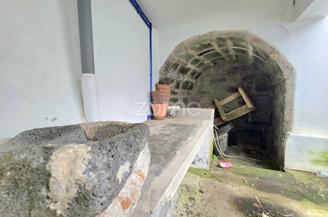 Moradia T4 para Venda em Achada Foto 23