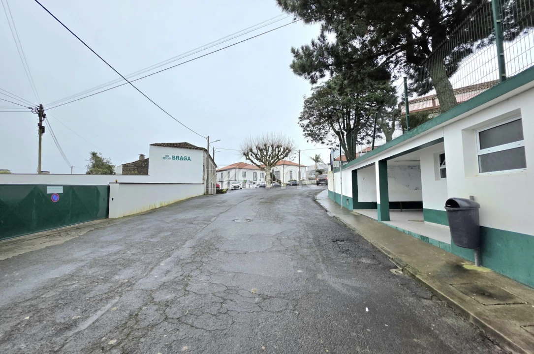 Moradia T4 para Venda em Achada Foto 25