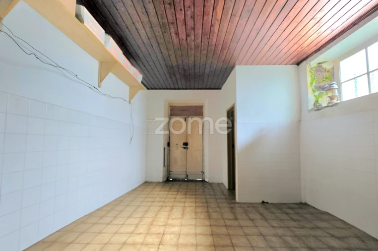 Moradia T4 para Venda em Achada Foto 5