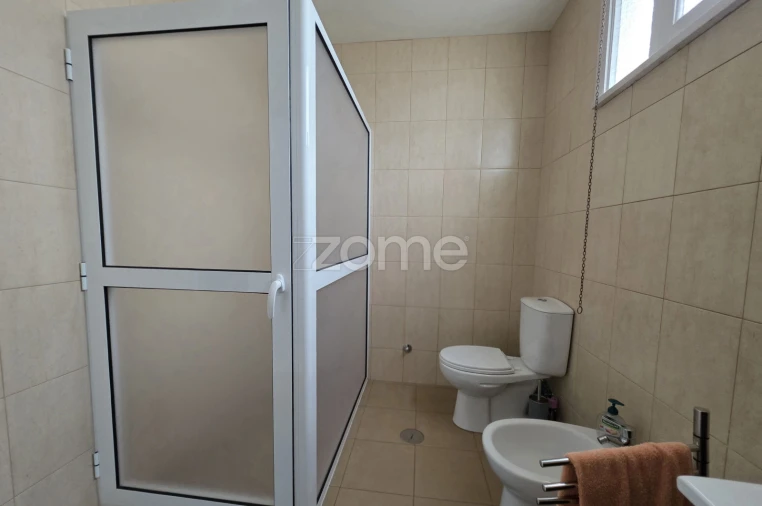 Moradia T4 para Venda em Achada Foto 14