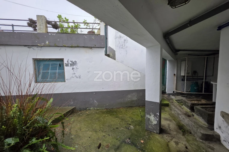 Moradia T4 para Venda em Achada Foto 24