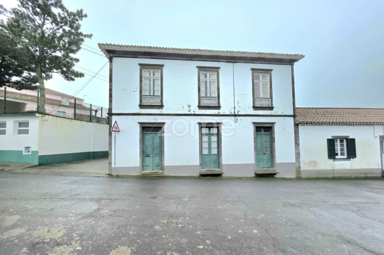 Moradia T4 para Venda em Achada Foto 2