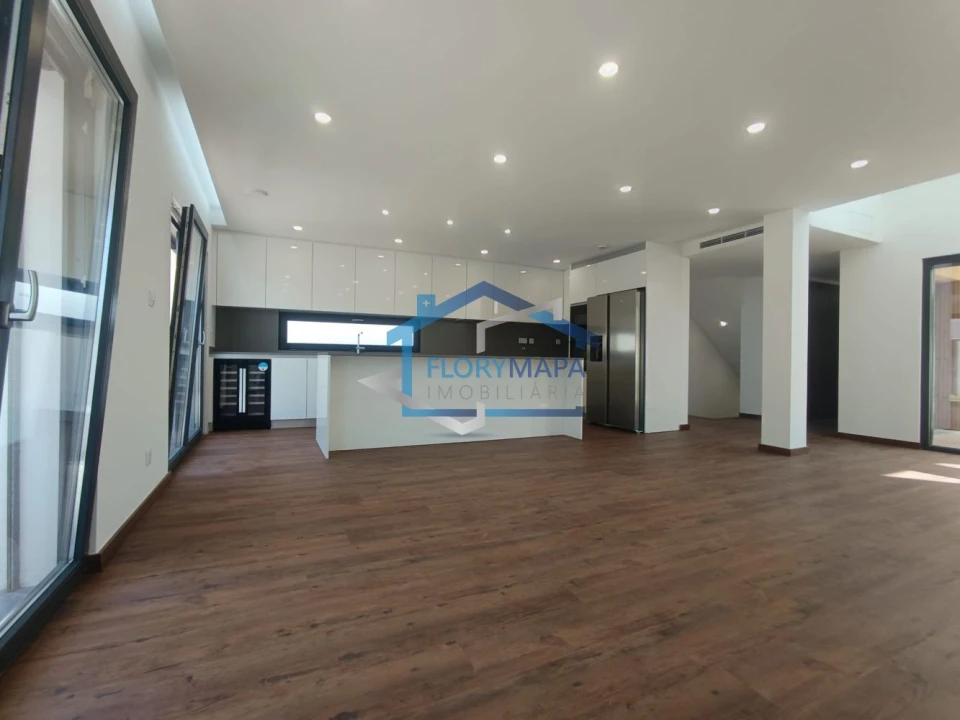 Moradia T4 para Venda em São Domingos de Rana Foto 35