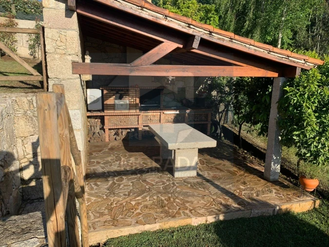 Moradia T4 para Venda em Loivo Foto 7