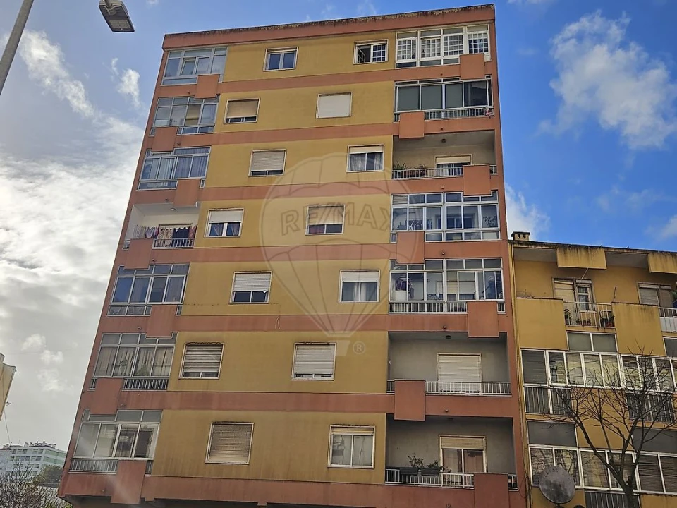 Apartamento T2 para Venda em Queluz e Belas Foto 1