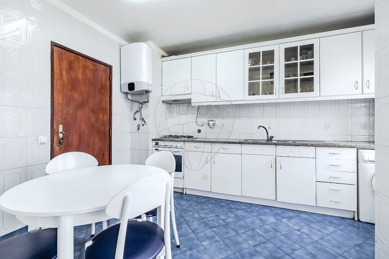 Apartamento T3 para Venda em Santo António dos Cavaleiros e Frielas Foto 2