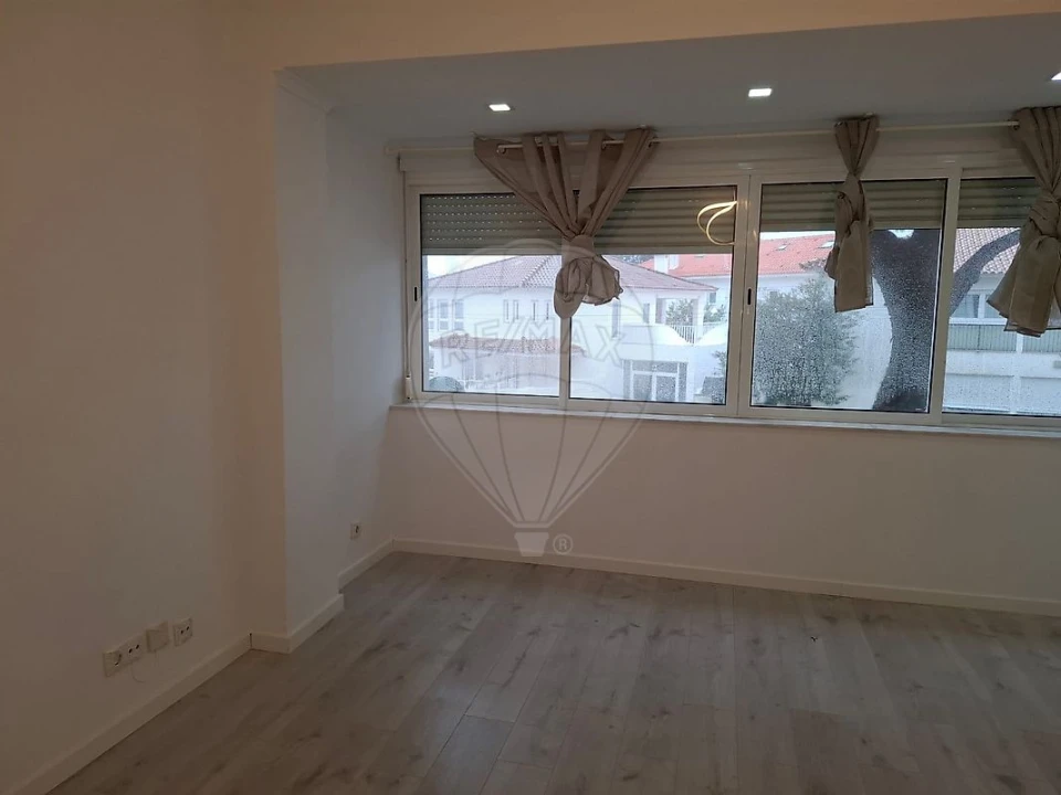 Apartamento T3 para Arrendamento em Algés, Linda-A-Velha e Cruz Quebrada-Dafundo Foto 13