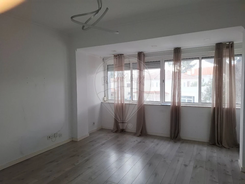 Apartamento T3 para Arrendamento em Algés, Linda-A-Velha e Cruz Quebrada-Dafundo Foto 1