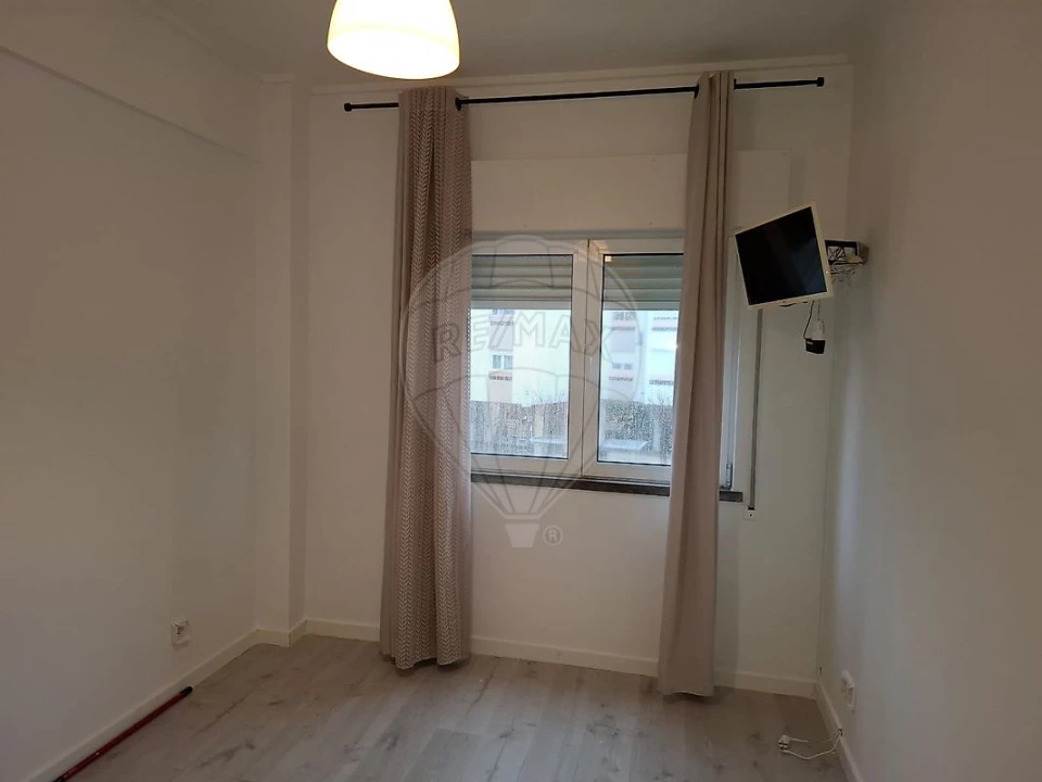 Apartamento T3 para Arrendamento em Algés, Linda-A-Velha e Cruz Quebrada-Dafundo Foto 5