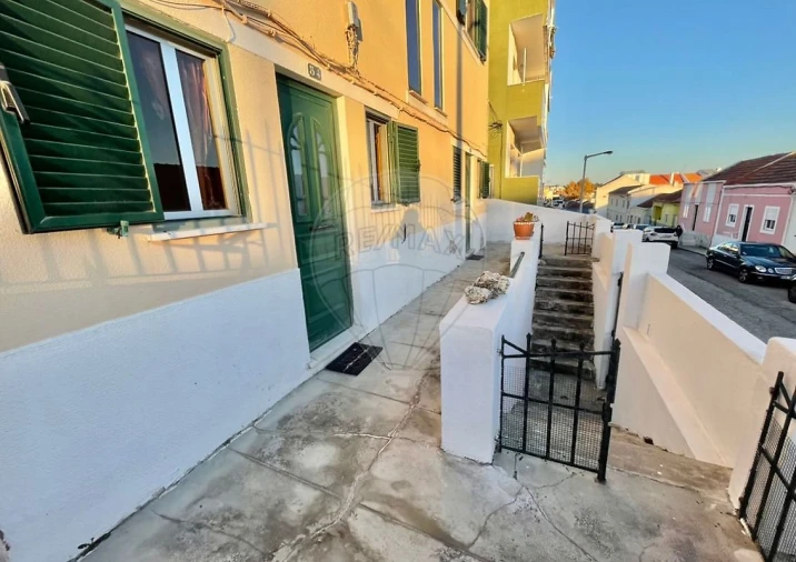 Moradia T4 para Venda em Vialonga Foto 3