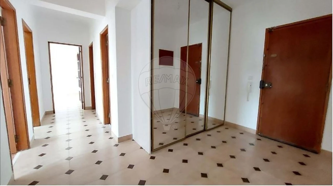 Apartamento T2 para Venda em Rio de Mouro Foto 4