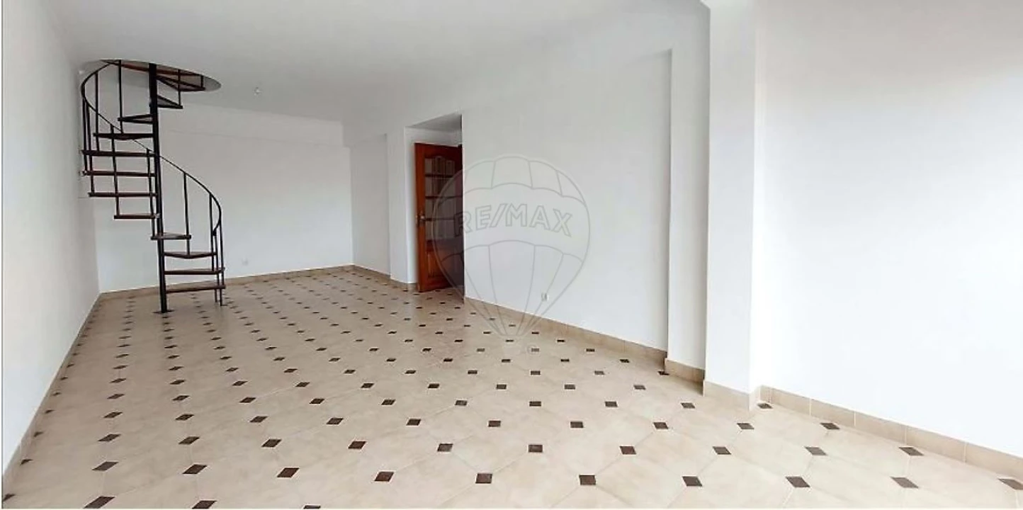 Apartamento T2 para Venda em Rio de Mouro Foto 3