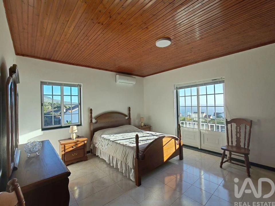 Moradia T5 para Venda em Lajes do Pico Foto 5