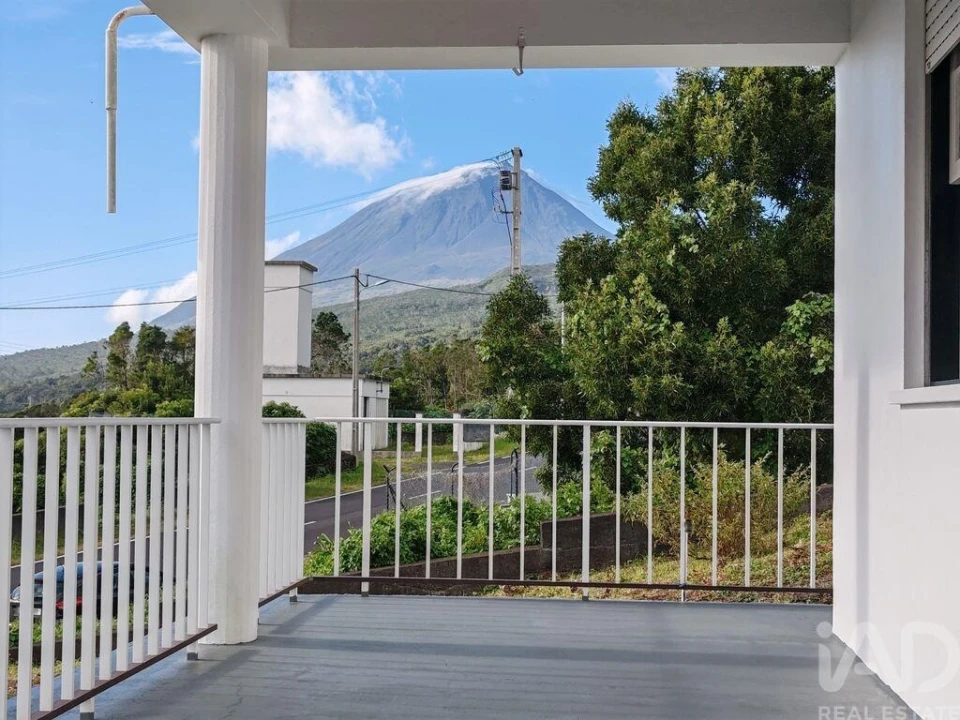 Moradia T5 para Venda em Lajes do Pico Foto 2