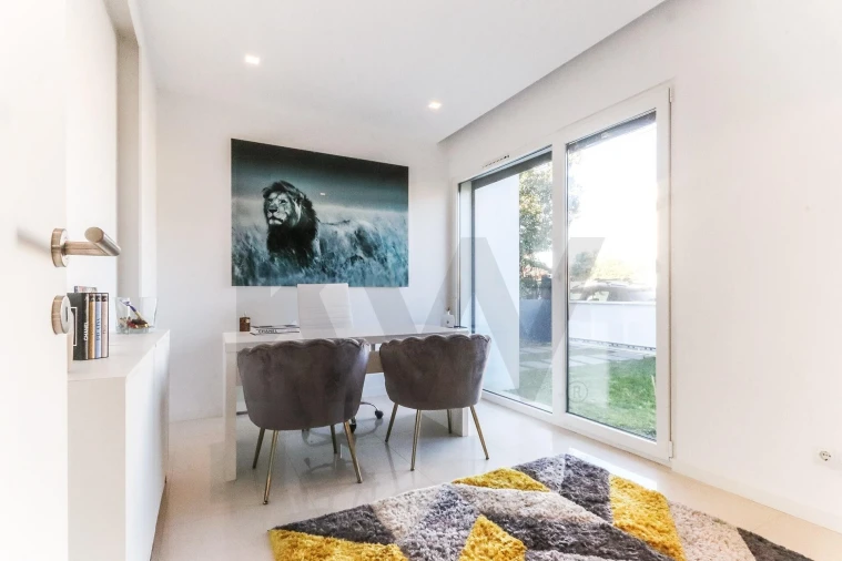 Moradia T4 para Arrendamento em Charneca de Caparica e Sobreda Foto 7