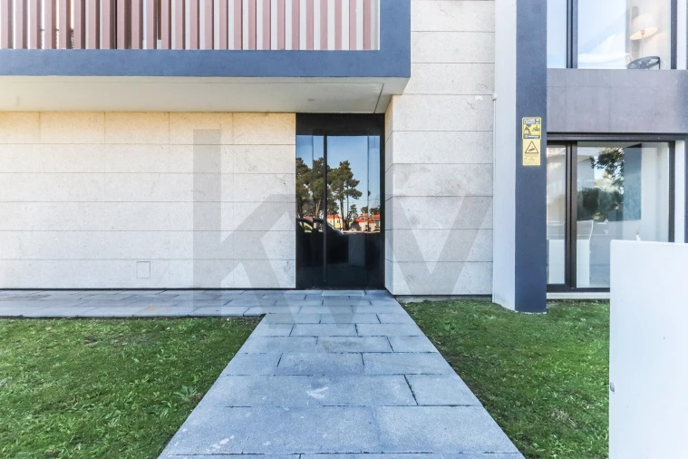 Moradia T4 para Arrendamento em Charneca de Caparica e Sobreda Foto 1