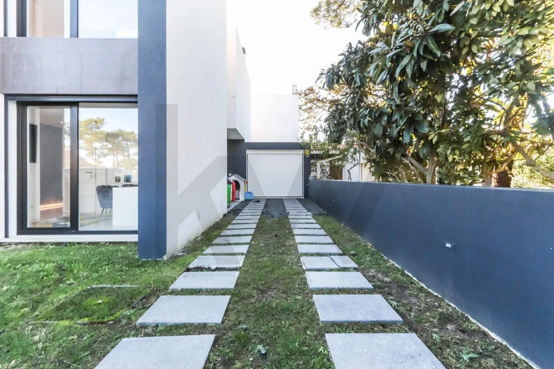 Moradia T4 para Arrendamento em Charneca de Caparica e Sobreda Foto 3