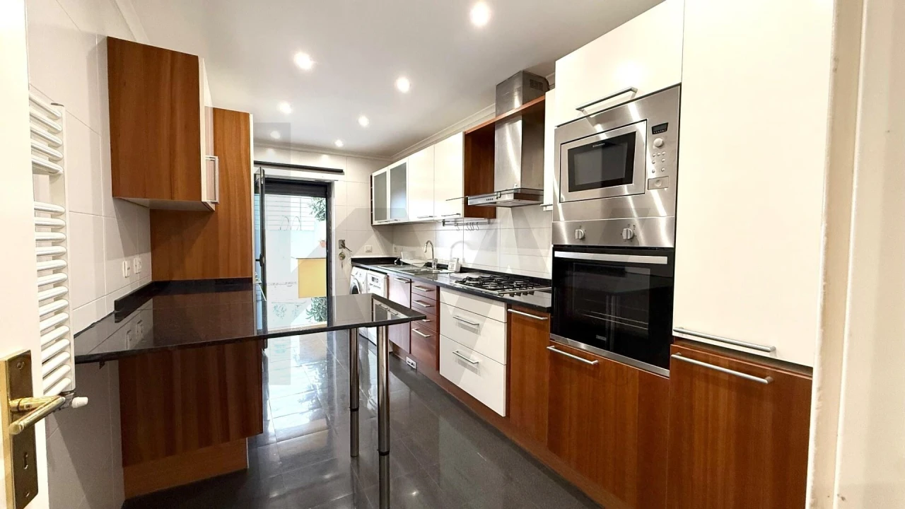 Apartamento T2 para Arrendamento em Alcabideche Foto 4