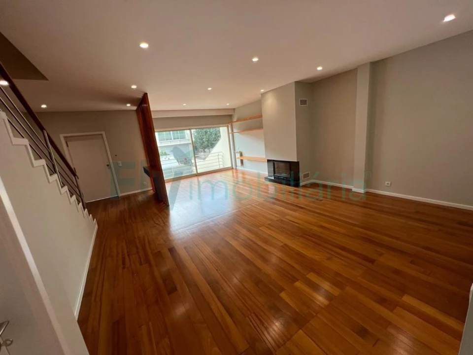 Moradia T4 para Venda em Fermentões Foto 3