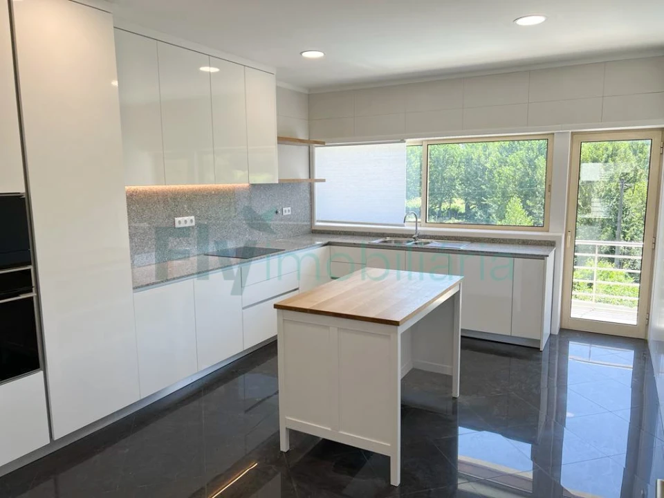 Moradia T4 para Venda em Fermentões Foto 5