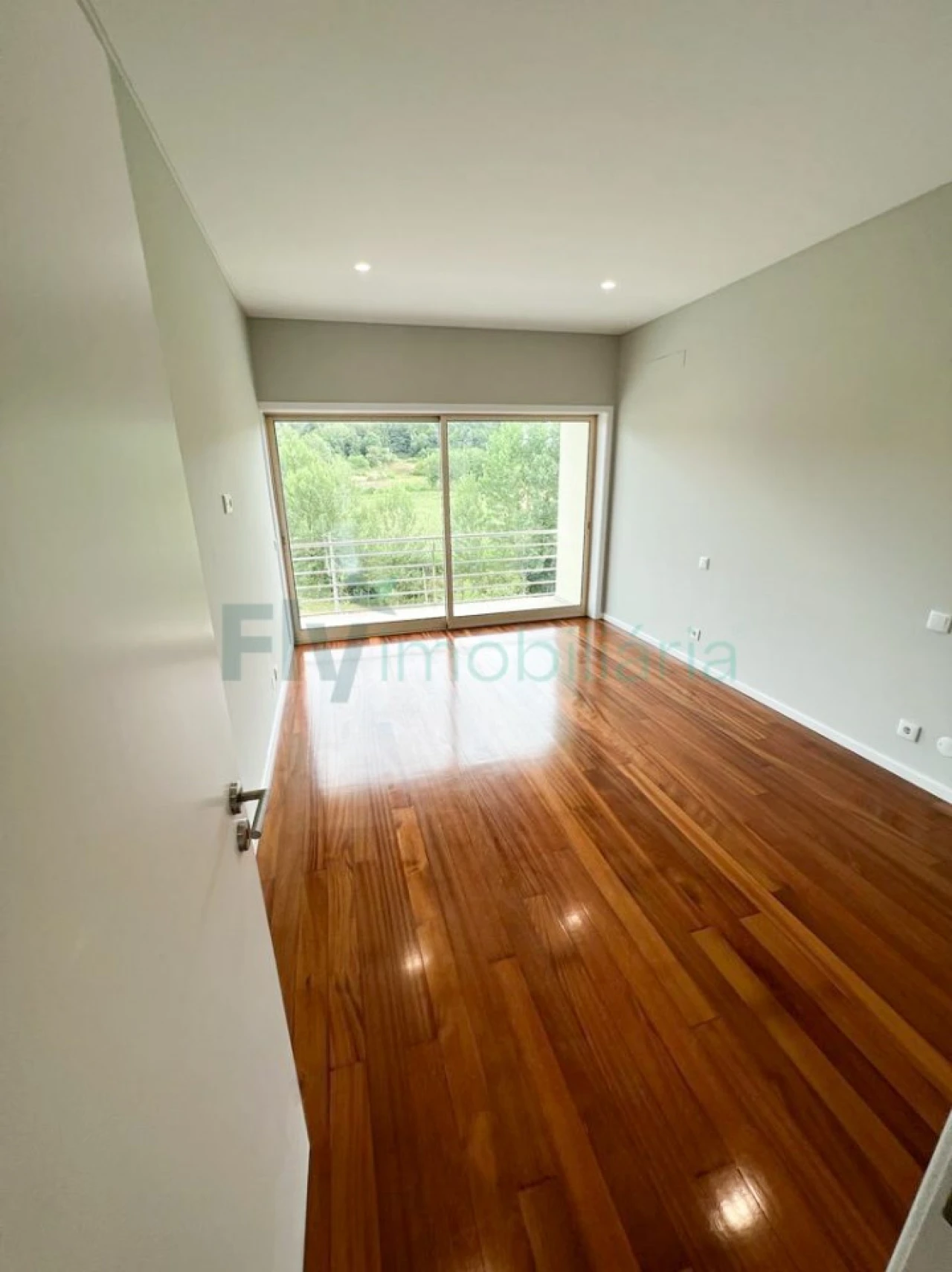 Moradia T4 para Venda em Fermentões Foto 10