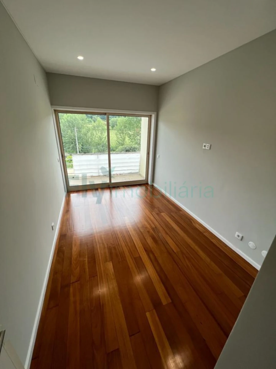 Moradia T4 para Venda em Fermentões Foto 7