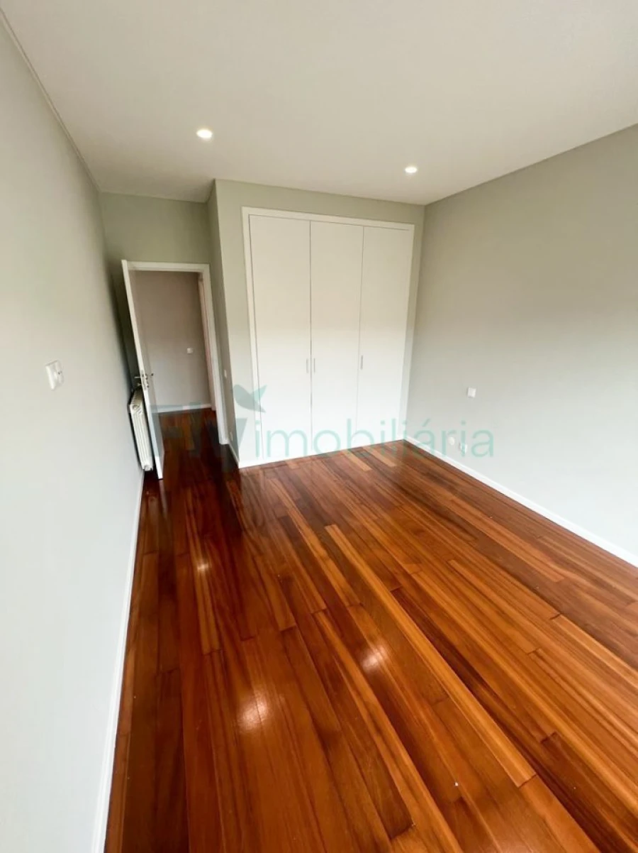 Moradia T4 para Venda em Fermentões Foto 16