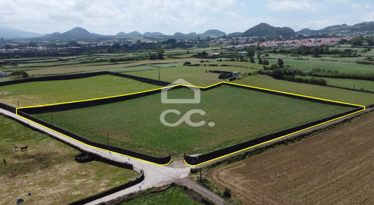 Terreno para Venda em Pico da Pedra Foto 1