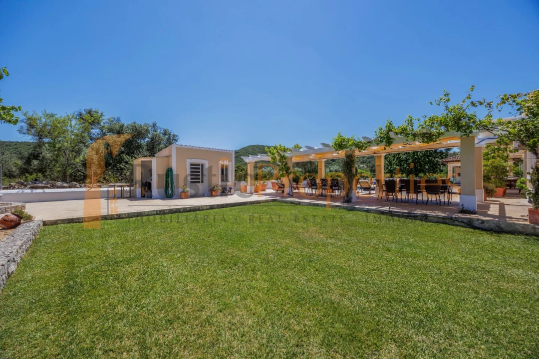 Moradia T4 para Venda em Santa Barbara de Nexe Foto 6