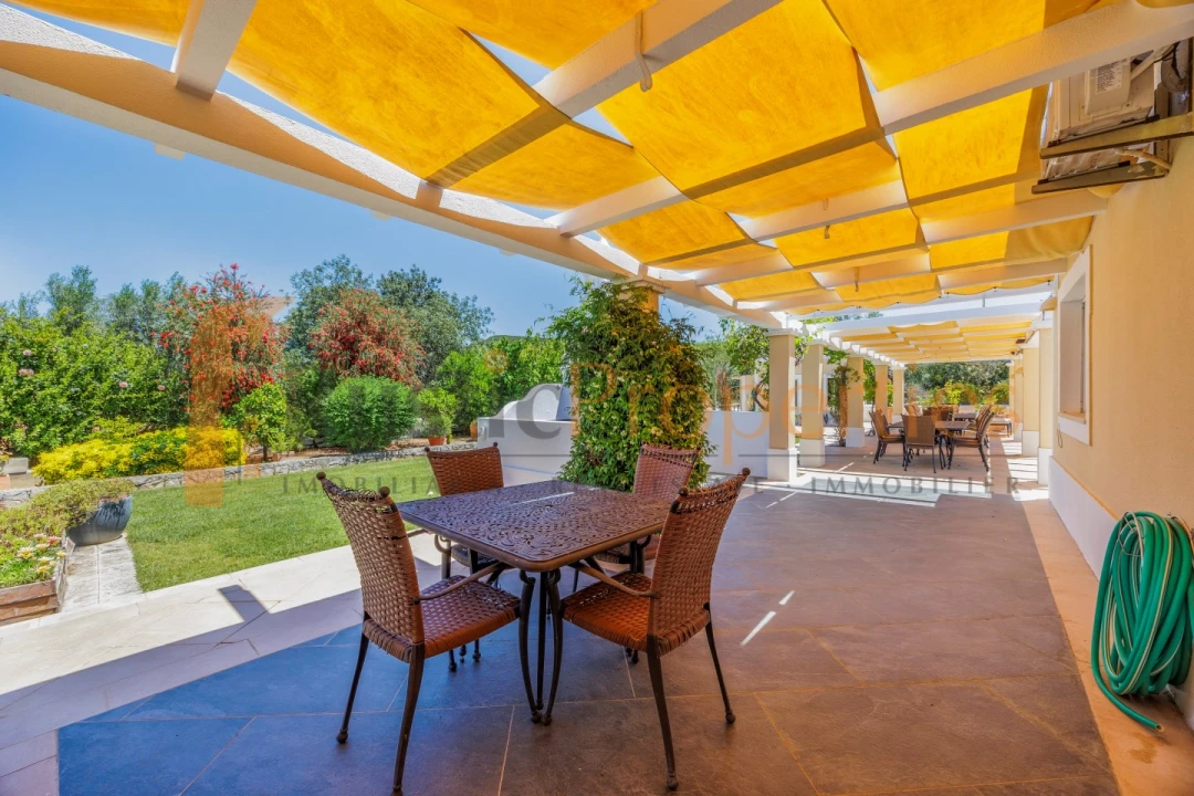 Moradia T4 para Venda em Santa Barbara de Nexe Foto 5