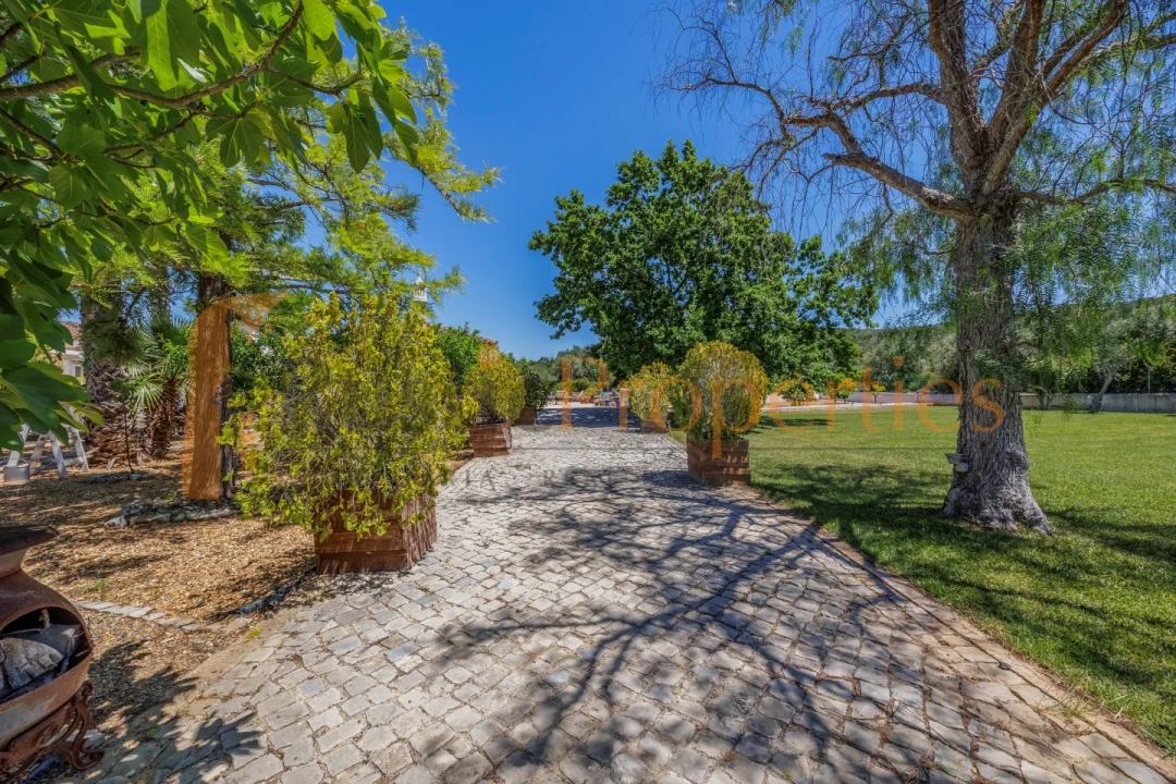 Moradia T4 para Venda em Santa Barbara de Nexe Foto 13